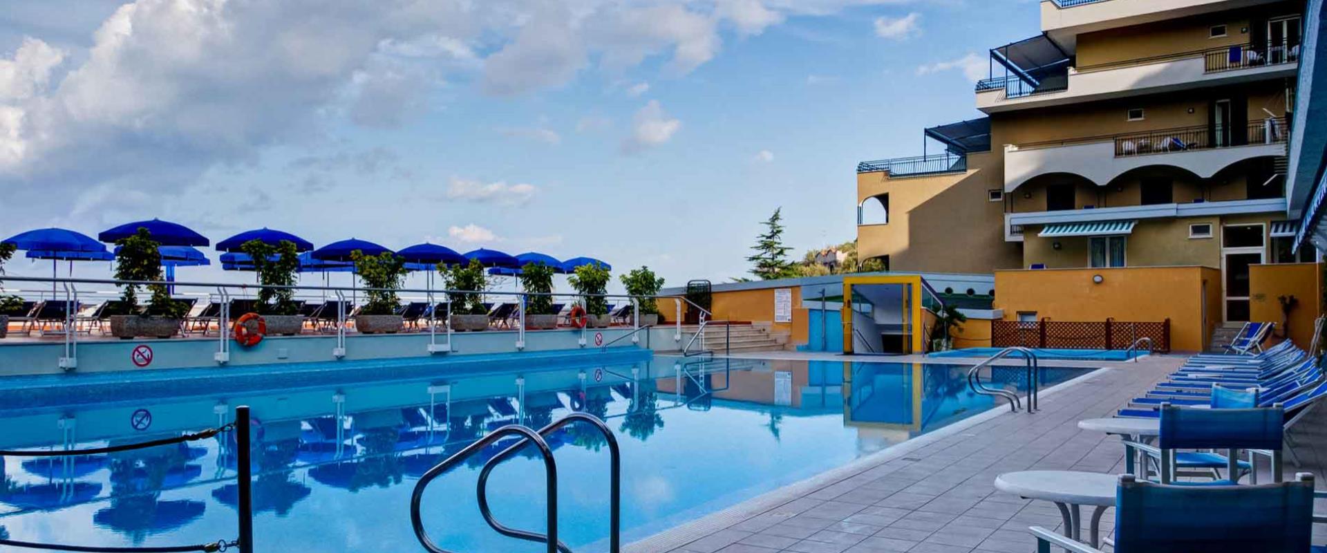 Soggiorna in uno splendido albergo con piscina a Sorrento e scopri i nostri servizi a 4 stelle