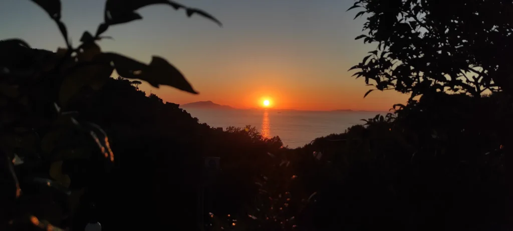 Nell'immagine il tramonto sul mare di Sorrento