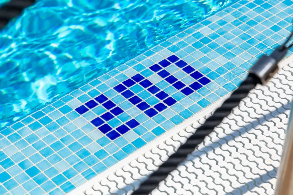 In the image a close-up of the edge of the pool