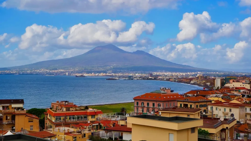 Nell'immagine il paesaggio della costiera sorrentina e sullo sfondo il Vesuvio