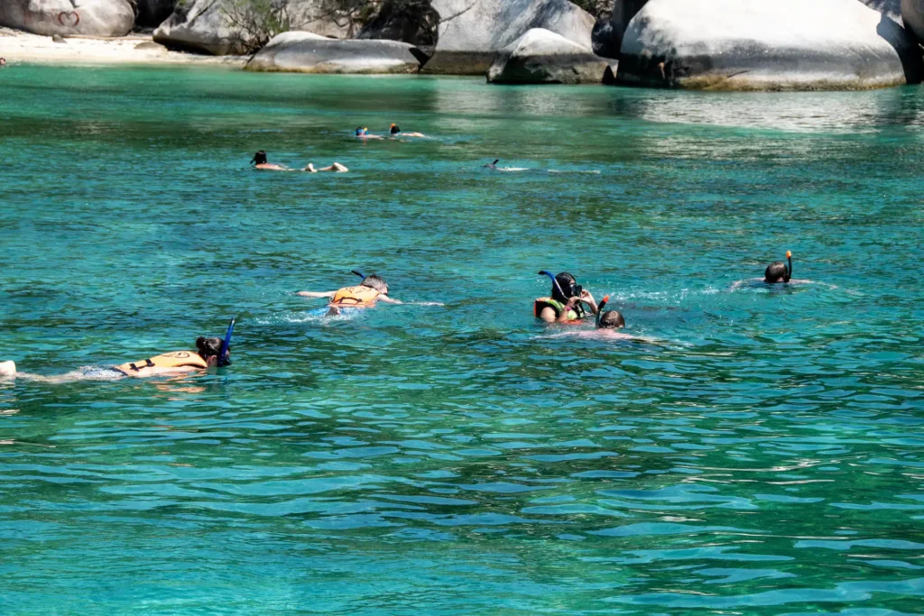Nell'immagine alcuni turisti che praticano snorkeling nel mare azzurro di Sorrento