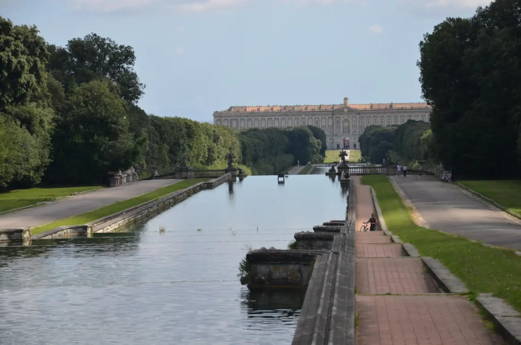 Nell'immagine la Reggia di Caserta e i suoi giardini