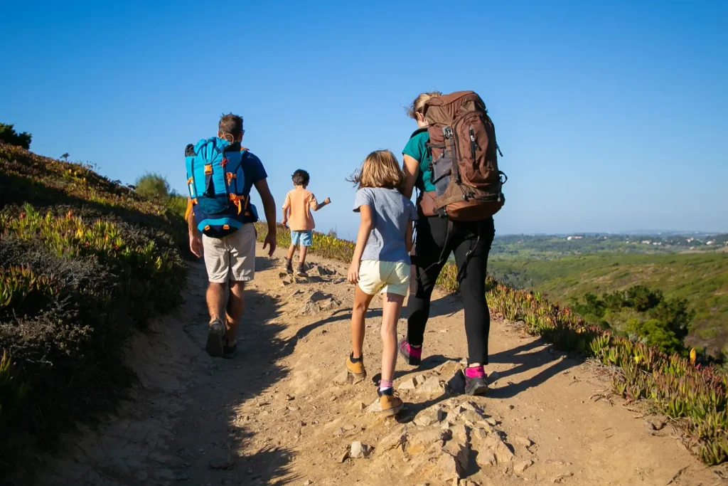 Nell'immagine una famiglia che fa trekking